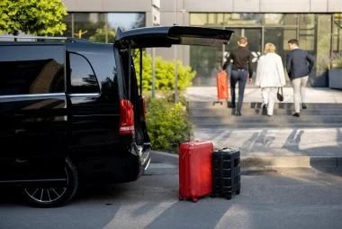 driver-helps-a-business-couple-carry-their-suitcas-2025-04-01-10-36-15-utc-1-scaled-rfk2isdz9vsg6e6oiimz7rdw6gz02zpck9nqfb6acs